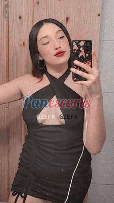 Laura, Mujer que hace videollamadas y chat